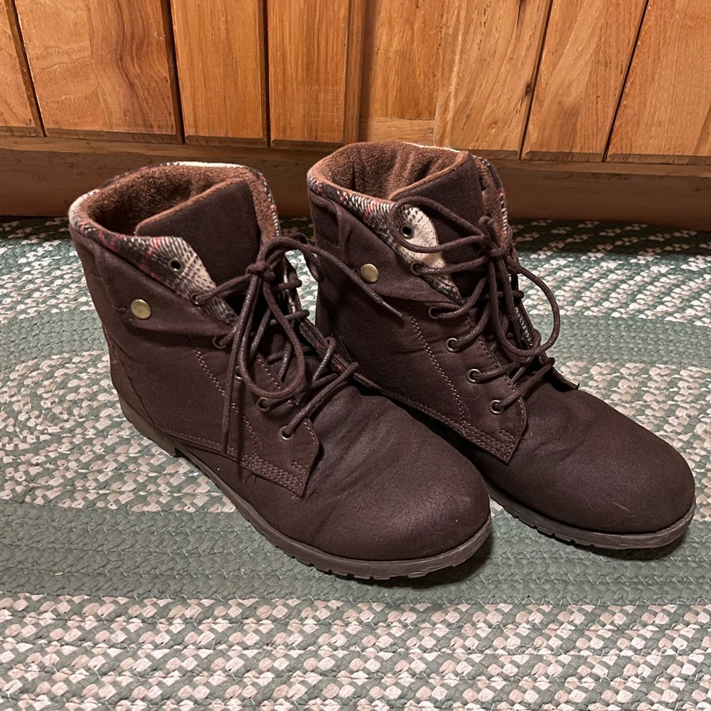 Rock & Candy Women’s Tavin Lace-Up Boots